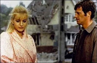 Film de guerre ralis par Henri Verneuil en 1964. L'action se passe en juin 1940. Film trs noir, Belmondo n'y est pas sympathique...