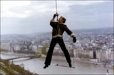 A l'ge de seize ans, il dcide de sa carrire artistique lors d'une convalescence en Auvergne.