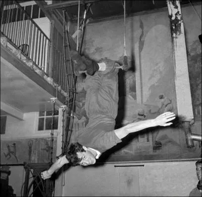 Passionn de sport et assez casse-cou, il est connu pour avoir effectu ses cascades sans doublure. Il ralise sa toute premire cascade  l'occasion...