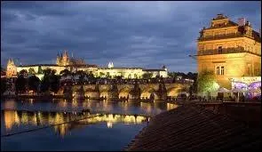 Dans quelle ville pourrez-vous admirer ce magnifique chteau de 570 m de long ?