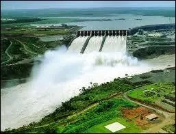 Dans quel pays a t construit le barrage d'Itaipu de 8 km de long, en 1979 ?