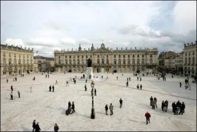 Ceci est une photo de la place ... . .