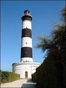 Nous voici  prsent au pied du phare de Chassiron,  la pointe de l'le ... ... ... .