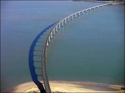 Ce pont est utilis pour se rendre sur ... . .