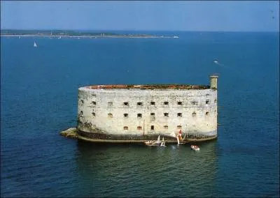 Fort Boyard est plus proche de quelle le ?