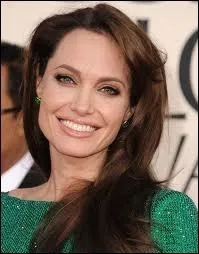 Angelina Jolie, brune trs fonce aux yeux clairs, est-elle naturellement une brune aux yeux clairs ?