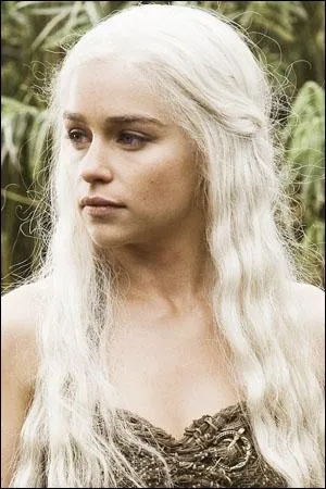 C'est l'actrice Emilia Clarke qui tient le joli rle de Daenerys Targaryen dans la formidable saga Le trne de fer. Est-ce une blonde platine naturelle ?