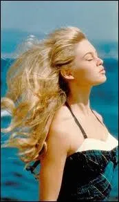 La strarissime Brigitte Bardot, incarnation de la beaut franaise dans le monde, est rpute aussi pour sa chevelure de lionne, qui est blonde naturelle ou pas ?