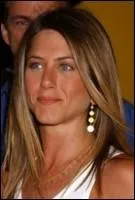 Jennifer Aniston, qui atteint la célébrité avec le rôle de Rachel Green dans Friends, qu'elle interpréta à la perfection, a une célèbre chevelure miel, qui est naturelle ou pas ?