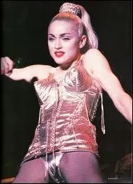 La rock pop star Madonna, ici au sommet de sa carrire dans son corset Jean-paul Gaultier, est-elle une blonde naturelle ?