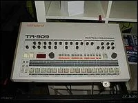 Sur une priode d'au moins trente ans, la New-Wave berce nos oreilles avec parfois un instrument novateur. Quel est-il ?