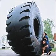 C'est un pneu, de marque Michelin, de plus de 4 m de diamtre et d'un poids de 4, 3 tonnes, qui est destin  un engin du type camion, dont l'utilisation est rserve. . ?