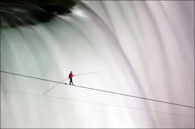 Nick Wallenda est le funambule de la photo, et a 33 ans. C'est avec des chaussons de daim qu'il a confectionns lui-mme qu'il a travers en 40 mn (550m) quelles fameuses chutes d'eau gantes ?