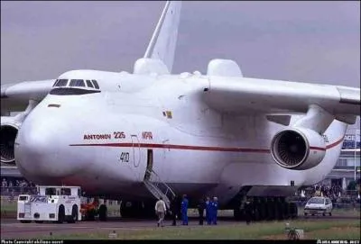 Dpassant par la taille l'A 38O, c'est l'avion Antonov 225. Il fait 84 m de long, 88, 4 m d'envergure et 18, 1 m de haut. Quelle est la traduction de son petit nom ukrainien qui est Mriya ?