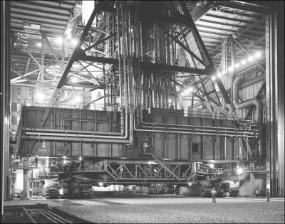 Voici une photographie datant de 1964, d'un engin impressionnant construit par la NASA (cliquer pour voir le technicien ). A quoi sert-il ?