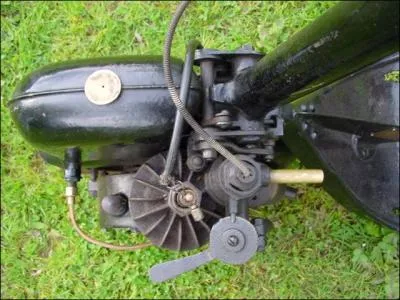 Engin dont l'anctre fut fabriqu par la firme amricaine Autoped Company en 1915...