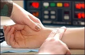 Compltez. En un jour (24 h), le cur d'un tre humain en bonne sant, au repos bat environ . fois