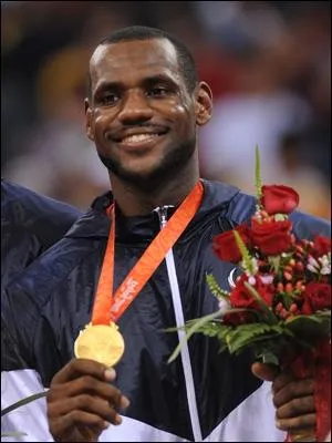 J'ai remport deux titres olympiques avec l'quipe des USA en basket. A chaque fois je portais le numro 6. Qui suis-je ?