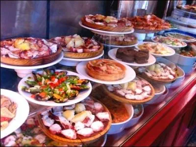 Des petites portions de nourriture qui accompagnent les boissons, dans les bars de certaines rgions d'Espagne :