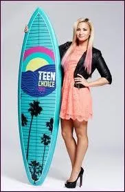 Avec qui Demi a-t-elle prsent les  Teen Choice Awards  ?