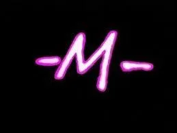 Qui se fait appeler  M  ?