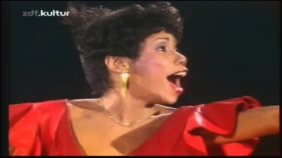 Qui chante"Love how you feel" ?