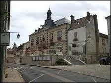 Les habitants de Jouy-le-Moutier sont les . .
