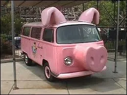 Bon, il est temps de partir au travail... Quelle est la marque de son fourgon-cochon rose ?