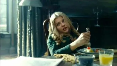 Qui est cette personne venant de Dark Shadows ?