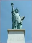 Maquette initiale de sa cousine de New-York, la Statue de la Libert parisienne fait face au pont...