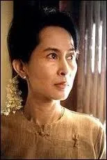 Enfin, un peu de douceur dans ce monde de brutes... Je milite sur une base non-violente depuis plus de 20 ans, en faveur d'un rgime dmocratique dans mon pays. Qui suis-je ?