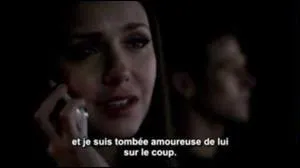 Qui Elena choisit-elle  la fin de la saison 3 ?