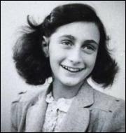 Quel est le nom de l'adolescente juive allemande ayant écrit un journal intime, alors qu'elle se cachait avec sa famille à Amsterdam pendant l'occupation nazie ?