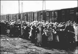 Ce ghetto n'était que l'antichambre de la mort. Vers quel camps d'extermination de Pologne les malheureux étaient-ils déportés en trains  spéciaux  ?