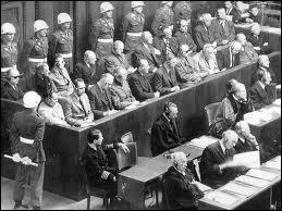 Dans quelle ville a eu lieu en 1945 le procès condamnant les hauts responsables nazis pour génocide, crimes de guerre et crimes contre l'humanité ?
