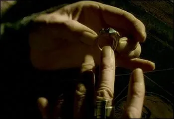 Qui a dtruit la bague d'Elvis Gaunt ?