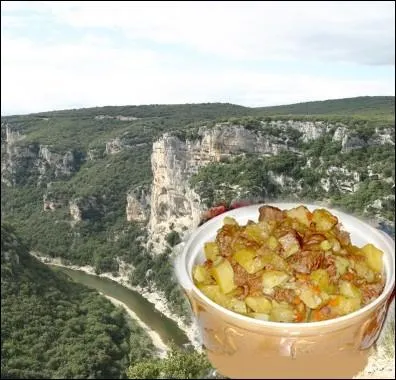 Compose de pommes de terre coupes en petits cubes, mijotes  la cocotte, accompagnes de carottes, d'oignons, d'olives noires, de morceaux de lard, la bombine est une recette de la campagne... .