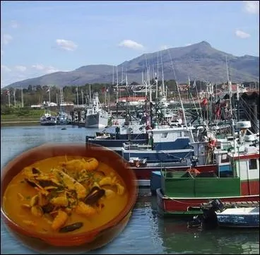 Soupe de poisson compose de merlu, de langoustines et de moules non mouline, le ttoro est un plat traditionnel du ... .