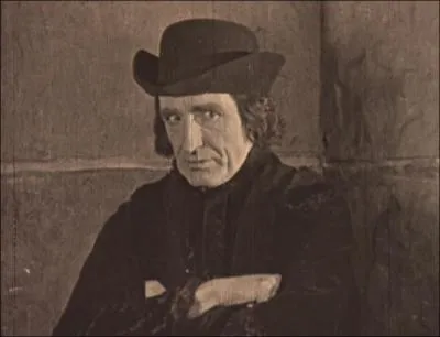 Dans le film  Notre-Dame de Paris , sorti en 1923, Claude Frollo n'est pas amoureux d'Esmeralda. Qui le remplace dans le rle du  mchant  ?