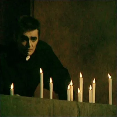 Dans laquelle de ces adaptations Frollo ne demande-t-il PAS  Phoebus de chasser les bohmiens ?