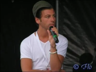 De quelle(s) main(s) écrit-il ?