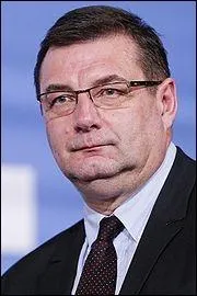 Cet homme politique est un ancien escrimeur de haut niveau dont l'arme tait le sabre. Il fut 13 fois champion de France, 1 fois champion du monde et 5 fois mdaill aux JO. Il s'appelle :