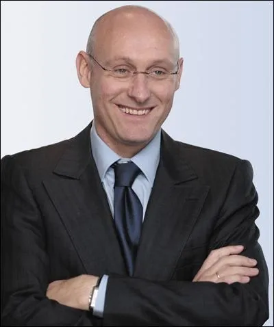 Avant d'tre slectionneur de l'quipe de France,  quel poste Bernard Laporte voluait-il sur les terrains de rugby ?