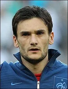 Quel poste occupe Hugo Lloris sur un terrain de football ?