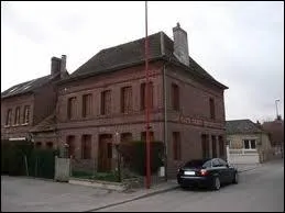 Ils habitent  Martot et portent le nom de ...