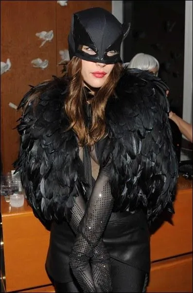 Dans  Le Seigneur des anneaux , elle parle la langue elfique, elle revient pour Halloween !