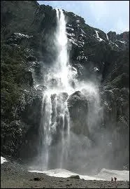 Dans les Pyrénées, près du village de Gavarnie, se trouve un cirque merveilleux où le gave de Pau prend sa source. La Grande Cascade est ---- fois plus haute que les chutes du Niagara.