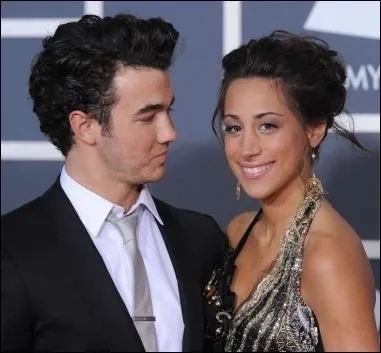 Comment s'appelle la femme de Kevin Jonas ?