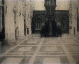  A Bruges, l'glise Notre-Dame  est un tableau de Fernand Knopff, qui resssemble trangement  un lieu bien connu du film... ?