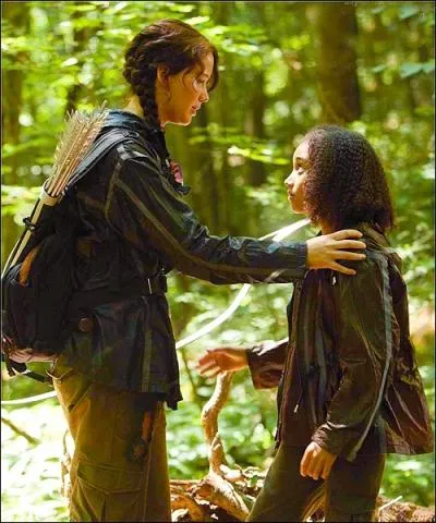 Quel est le signe que fait Katniss en hommage  Rue ?